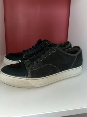 Lavin cap toe / DBB1 - Lanvin ddb1 storlek UK7 =41. Överlag är de okej skick förutom att mockan behöver lite kärlek och att det har förekommit en liten repa på tån samt så är de slitna på insidan.😁Ingen box eller org finns endast skor! Passar inte längre så vill bara bli av med dem, pris är inte hugget i sten👍. Kommer putsa lite innan frakt✌️ Mvh/ Borgs_Closet