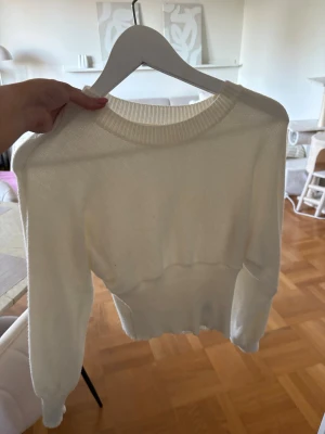 Topp - Stickad tröja med tajtare midja storlek xs