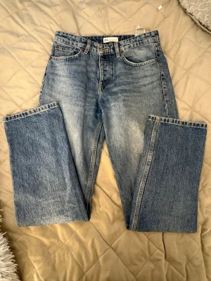 Blå raka jeans från Zara - Blå jeans från Zara med rak passform och hög midja. 