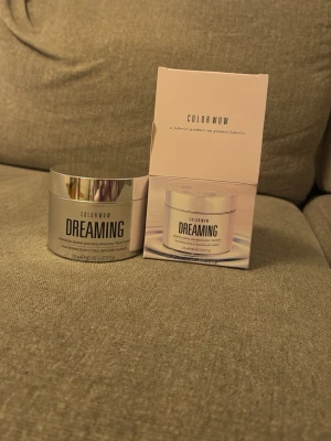 Color Wow Dreaming hårbehandling - Color Wow Dreaming är en avancerad hårbehandling i en rund, silverfärgad burk. Produkten är framtagen för att reparera och ge nytt liv till håret. Förpackningen är modern och stilren, och burken rymmer 275 ml. Perfekt för dig som vill boosta håret med extra vård.