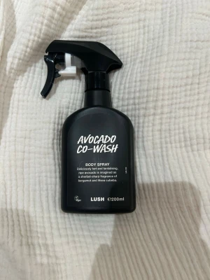 Lush Avocado Co-Wash Body Spray - ANVÄND PARFYM! Fräsch body spray från Lush i svart plastflaska med spraymunstycke. Doften Avocado Co-Wash har inslag av mogen avokado, bergamott och litsea cubeba. Flaskan rymmer 200 ml och köptes för 395kr för ca 2 veckor sen. Säljer då jag inte gillade hur doften utvecklades på mig. Har använts väldigt lite, inte mer än 10 spray. Har satt en blå borste där jag visar ungefär hur mycket jag uppskattar vara kvar av produkten. Luktar gott och tycker lukten håller i länge. I stort sett som ny! 💚
