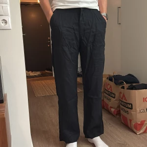 Linnebyxor svarta  - Ett par svarta linnebyxor ifrån H&M används max 3 ggr! Storlek W30 L32 