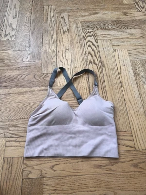 Sport-bh från H&M 🩷 - Bekväm och stretchig med bra stöd – perfekt för både träning och vardag. Snygg korsad rygg och mjukt material som sitter skönt hela dagen. Fint skick 🌸