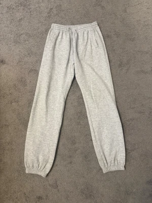 Grå mjukisbyxor - Skick 9/10 helt vanliga grå mjukis i storlek Xs men passar oxå till Small
