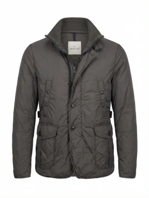 Grå Moncler jacka med dragkedja - Snygg grå jacka från Moncler med både dragkedja och knappar framtill. Jackan har flera fickor med lock och knapp, samt en hög krage i ribbad design. Perfekt för dig som vill ha en stilren och funktionell jacka.