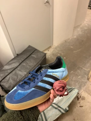 Adidas Gazelle Size? Exclusive!!! - Säljer dessa oerhört fräscha och sällsynta Adidas gazelle som är exklusiva till butiken Size! Senaste försäljningen på StockX är på över 3500 kr. Priset kan diskuteras. De är helt nya med låda kvar. 