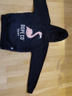 Dope hoodie - Svart Dope hoodie.
