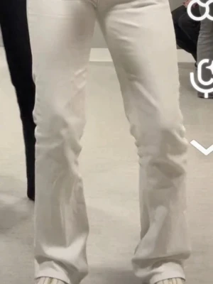 Vita bootcut jeans - Säljer mina vita låg midjade lee jeans! De är i ett jättebra skick! Skriv om ni har några frågor💗💗