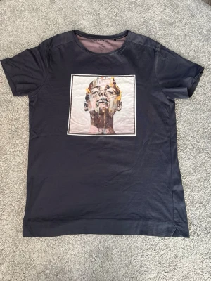 Mörkblå Limitato t shirt - Mörkblå t shirt från Limitato. Mycket bra skick. Storlek M.