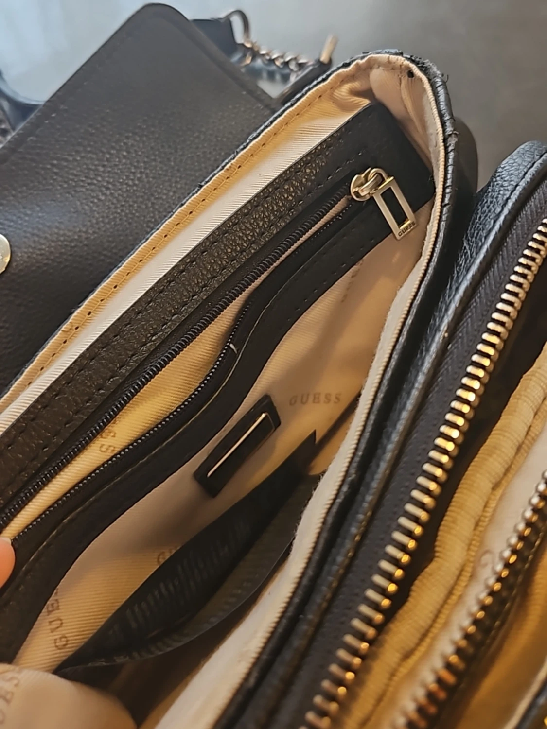 Svart handväska från Guess - 2