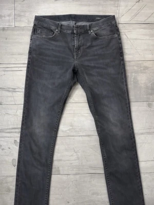 Mörkgrå Dondup Jeans  - Snygga mörkgrå jeans från Dondup. Jeansen är i modell George Skinnyfit, storlek 35