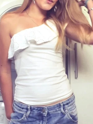 Holly and Whyte top  - Holly and Whyte-topp i vitt, off-shoulder med axelöppning som ger en trendig och stilren look. Toppen är aldrig använd och säljs då den tyvärr inte passar mig. Passar storlek XS–S och sitter snyggt på kroppen. Perfekt för både vardag och fest, och går att kombinera med jeans, kjol eller byxor. Materialet är mjukt och bekvämt. Pris 350 kr, rimliga bud går bra.