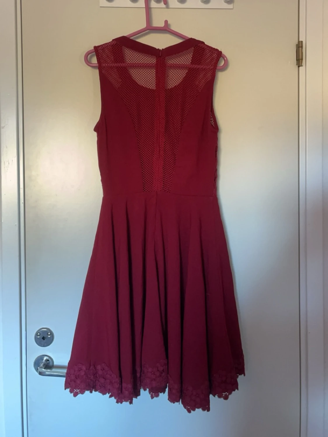 Röd ärmlös klänning med spetsdetaljer - 2