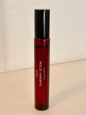 Phlur Cherry Stem Eau de Parfum 9,5 ml - Cherry Stem från Phlur, 9,5 ml. En ljuvlig beroendeframkallande och sexig doft! Endast testsprayad ett fåtal gånger, vilket syns på bild. Givetvis förvarad mörkt, torrt och svalt. Kommer i originalförpackningen. 