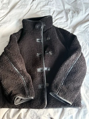 Svart teddyjacka från H&M - Mysig svart teddyjacka från H&M. Skriv för frågor 🥰