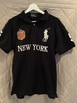 Svart Polo Ralph Lauren pikétröja - Svart pikétröja från Polo Ralph Lauren med Big pony logga på framsidan. Hoodien är väldigt snygg och stilren för vardagen.  Strl M