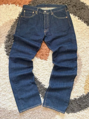 Levi’s 501 - Säljer dessa nya Levi’s 501:or, har tyvärr inga taggar men utöver det väldigt nya.   Storlek: W33 L32  Laidout liggandes(Mått): Midja: 42 cm Längd(utsidan): 106 cm Nedre bredd(botten): 20-21 cm  Kondition: 10/10💯  swag rap streetwear baggy vintage skate hiphop y2k affliction archive underground avant garde japan style OG 2000s flared washed affliction jeans drip oldmoney denim archive stockholm vintage’s new levi’s diesel