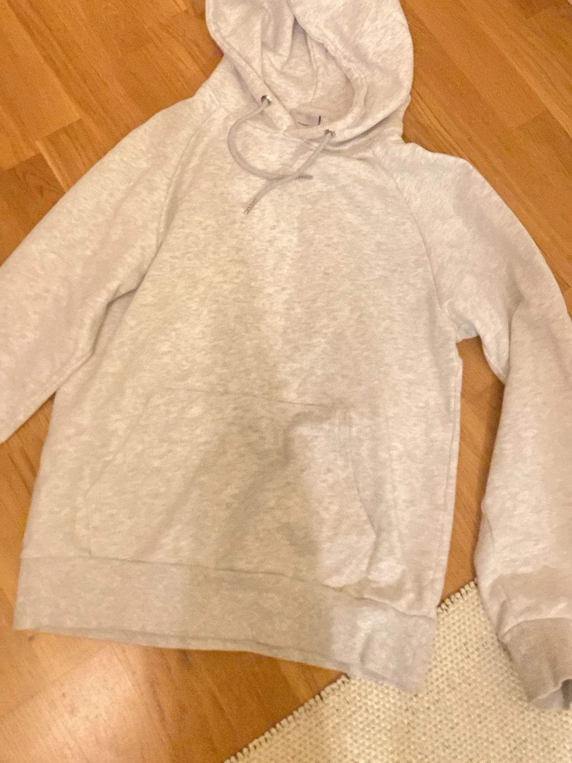 Grå hoodie Fru Garman från Revanite - 2