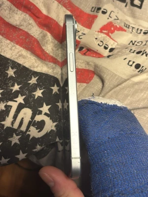 Vit iphone 15 - Säljer nu min iPhone 15 då jag har en annan, mobilen är använd mindre än 1 år fungerar fel frit lite små skador som man ser på bilderna inte mer än så, batteri hälsa 89% ingen frakt endast upphämtning i Borås 