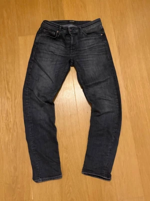 Feta Jack&Jones jeans - Riktigt fräscha jeans från Jack and Jones, dem är används max 10 gånger och är väldigt snygga. Dem är i storlek 31/34 och kom dm för mer funderingar.