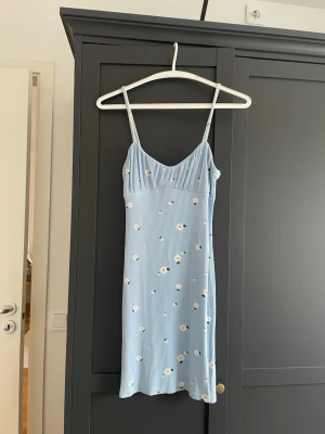 Jättefin sommarklänning - s  - Somrig klänning från Bershka i storlek S. Har använt 1 gång, är helt som ny! 💕