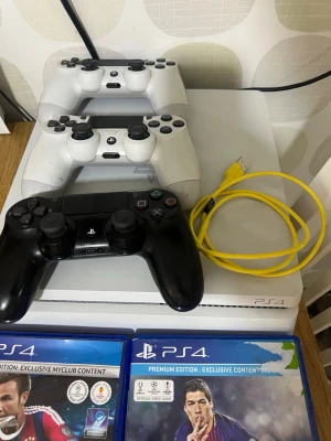 PlayStation 4 Slim med 3 kontroller - Säljer en vit PlayStation 4 Slim med tre DualShock 4-kontroller (två vita, en svart) och en gul USB-kabel. Medföljer fyra PS4-spel: PES 2015, PES 2018, FIFA 22 och Gran Turismo Sport. Den funkar bra men de två vita konsolerna fungerar inte tyvärr de går att fixa de för en liten peng. Priset kan diskuteras vid snabb och smidig affär 
