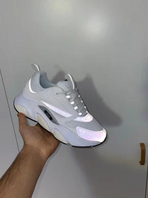 cd b22 - Tjena säljer ett par feta CD B22 sneakers i vit med fina mönster och reflekterande ljus.  Hör av er vid intresse🫶