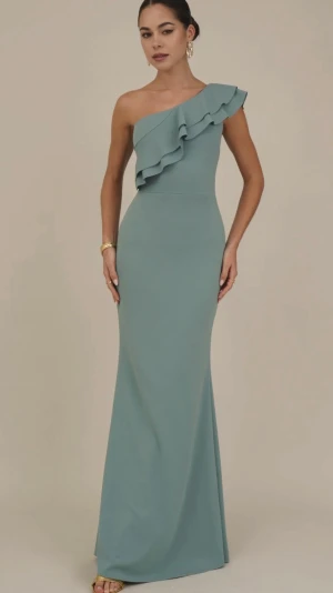 Helt ny oneshoulder balklänning med volang - Säljer en helt ny balklänning/brudtärneklänning. Endast provad, etiketten kvar. Märke Wal G.  Så fin salviagrön.  Har 5 % elastan så är lite elastisk. Dragkedja bak i ryggen.