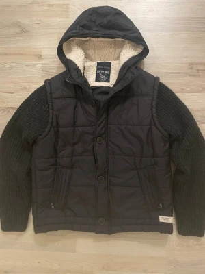 Fodrad sticksd cardigan - Otroligt snygg svart/grå fodrad sticksd cardigan/jacka. Passar perfekt till kallare väder. Priset kan såklart diskuteras! Storlek L men sitter mer som M enligt mig.