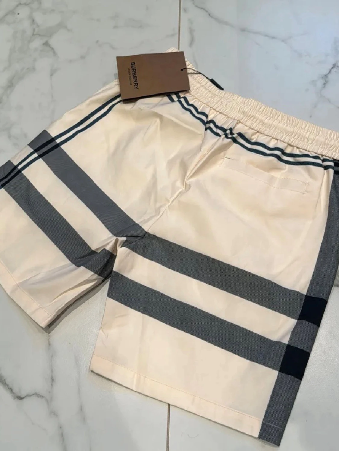 Beige rutiga shorts från Burberry - 1