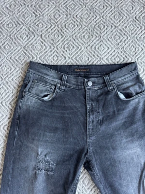Nudie jeans - Nudie jeans - Modell: Brute Knut - Storlek: W29/L32 - skick: 9/10 - Nypris runt 2000kr. Passar dig runt 180
