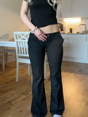 Svarta bootcut byxor låg midja - Säljer ett par svarta bootcut kostym byxor med låg midja. Älskar dessa men säljer pågrund av att de är för små för mig. ☺️💗