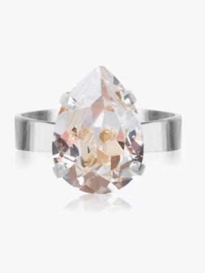 Caroline Svedbom ring - Caroline Svedbom justerbar ring i silver. Säljer då jag har bytt till guld smycken! Ringen är tyvärr tappat lite färg på sidorna!💗💗Nypris 695