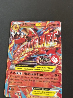 Pokémonkort Mega Evolution Moonsault Blaze - Säljer ett Pokémonkort med Mega Evolution och attacken Moonsault Blaze. Kortet har en färgstark design i rött, gult och blått med holografiska detaljer. Text och symboler på engelska. Perfekt för samlare eller Pokémonfans.