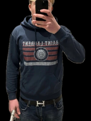 YSL hoodie - Riktigt fet hoodie som sitter svin nice! Om du har frågor eller är intresserad så tveka inte på att skriva! Lägg ett bud, vill bara få iväg den!