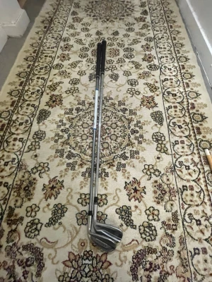 Två golfklubbor från Cobra - Säljer två golfklubbor av märket Cobra. Klubborna är i metall med svart grepp och har klassisk design. Perfekta för dig som vill komplettera din golfutrustning eller testa på golf. Snygg och stilren look.