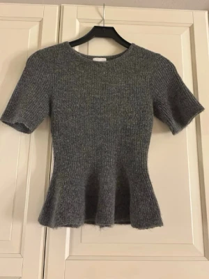 Grå stickad topp  - Grå stickad topp från hm i strl xs använd max tre ggr. Passar även S 