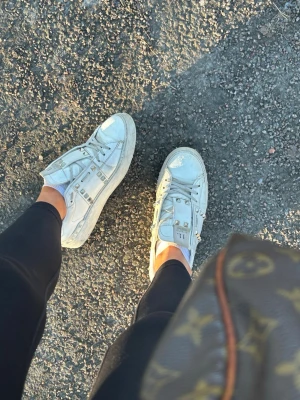 Valentino skor - Sjukt snygga valentino skor med guldiga nitar. De är i använt skick men fortfarande fina. Sömmen på vänster sko har släppt lite men inget man tänker på, det kan fixas/ klippas om man så vill men jag har bara lämnat det nu.  Säljer för att de tyvärr inte kommer till använding längre!  Hör gärna av dig för frågor 💕(de är äkta! köpta på plick)