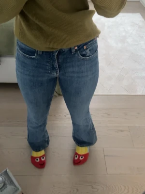 Blå raka jeans från Gina tricot - Säljer ett par klassiska blå jeans från Gina tricot med lite flared  med normal midja. Perfekta för dig som gillar en avslappnad och enkel stil. Säljer dem för att dem sitter dock korta på mig