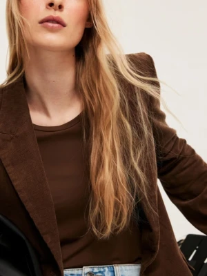 Brun manchesterkavaj från Kappahl - Snygg brun kavaj i manchestertyg från Kappahl. Klassisk rak passform med två knappar framtill och två fickor med lock. Perfekt för dig som gillar retrovibbar och vill ha en tidlös look. Tidlös design som funkar till många stilar.                                              Jag hjälper min väninna att sälja sin nya kavalj som hon köpt. Hon har inte använt den och tyvärr känner hon sig inte "som hemma" klädd i den. Hon köpte den för 899kr och säljer gärna med ett startpris på 699kr. Finns i Gbg.