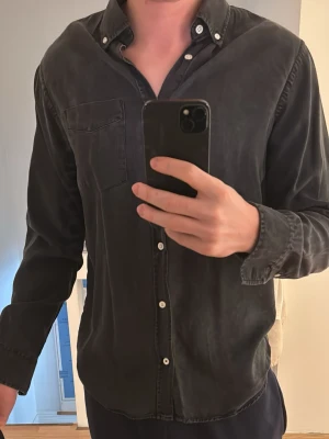 svart skjorta  - Grymt schysst skjorta, färgen är light dark och den passar verkligen kanon till allt. Sitter såhär på mig som är 186cm, har du några frågor är det bara att skriva:)