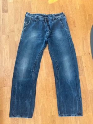 Vintage Diesel Jeans - Vintage straight leg jeans.  Brand: Diesel Tagged size: 31/32  Waist (flat): 42cm Length: 104cm Leg opening: 21cm  Follow my profile for 10% off your purchase!  More jeans available on my profile.  Nr: 43