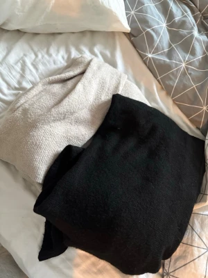 2 långa koftor  - En beige & en svart lång kofta. Storlek M i beige (H&M), svarta lager 157, storlek xs/s 