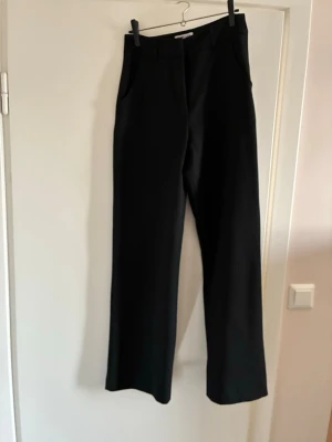 Svarta kostymbyxor från Madlady - Snygga svarta kostymbyxor från Madlady med raka ben.