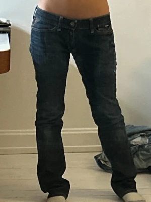 Replay Lågmidjade raka jeans  - Säljer ett par mörkblå jeans från replay med raka ben och så snygga detaljer. De är lite långa på mig som är 160💕