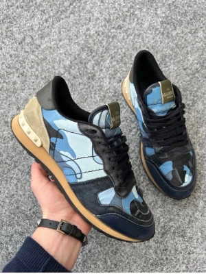 Valentino rockrunners 40-41 - Säljer dessa sjukt snygga rockrunners! Skick 8/10 bra skick! Size 40-41! Box+ kort ingår! Nypris 7000kr mitt pris 1700+ fri frakt 📦! Kan gå ner i pris vid snabb affär! Hör av dig vid frågor eller funderingar 🤩