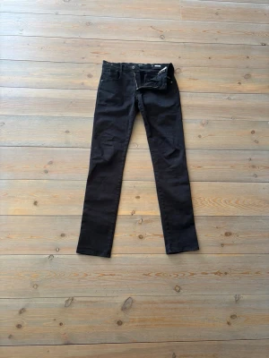 Svarta Replay Anbass jeans - Replay klassiker🇮🇹 - Svarta anbass jeans i strl 31/34. Sitter bra och ger en bra look - perfekt tillskott till garderoben✅Har haft hål som är igen sydda men påverkar inte snyggheten. 🧼 Har några fläckar (se bild) därav priset - endast 299kr!💸 Fri frakt just nu!📦 
