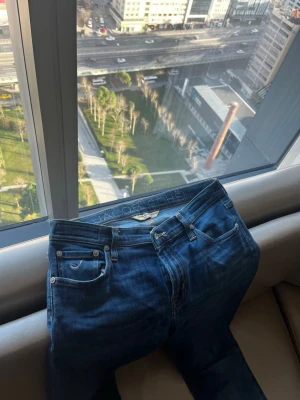 Jacob Coen - Snygga Jeans st 31/32 jeansen har en detaljerad insida med ett fint mönster. Jeansen är bra kvalité och har en annan ägare innan mig 