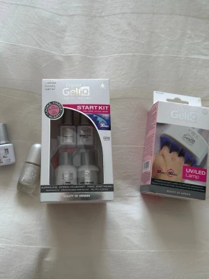 Depend Gellack Startkit & nagellack - Säljer ett Depend Gellack Startkit med UV/LED-lampa och flera gellack i nyanser som rosa och pärlemor. Inkluderar flaskor med silverfärgade lock och en extra flaska Essence Faux Pearl för skimrande finish. Perfekt för att fixa snygga gelnaglar hemma. Endast testet en gång💕felfritt 