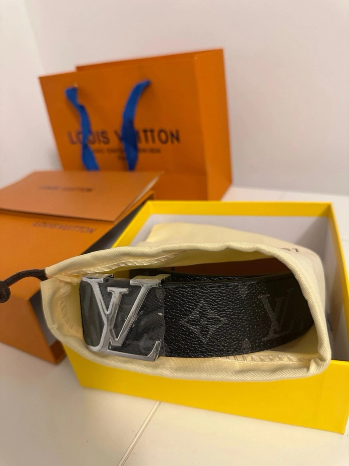 L.V svart bälte med L.V-spänne - 1